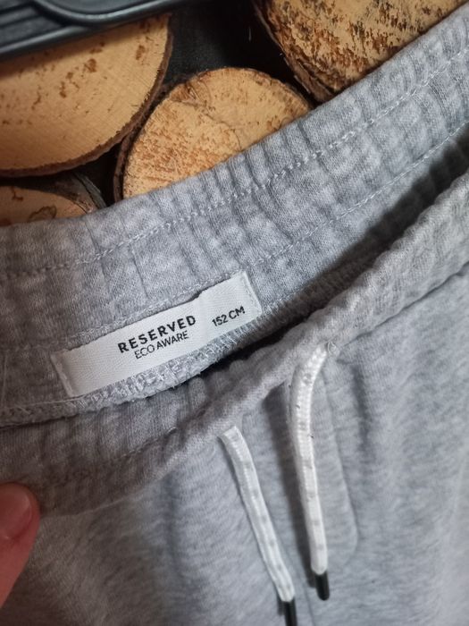 Reserved spodnie dresowe r.152