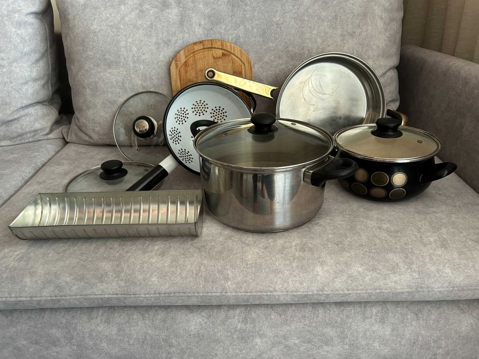 2 garnki, patelnia, deska do krojenia, durszlak, forma do pieczenia