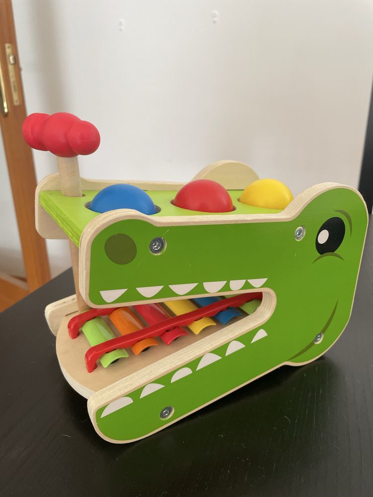 Brinquedo musical de madeira com xilofone