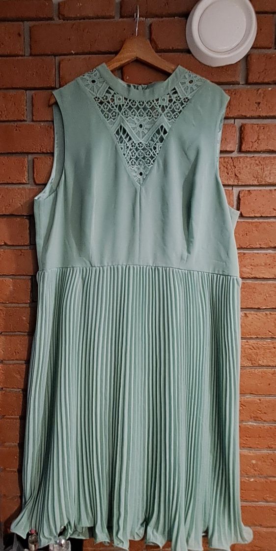 Elegancka plisowana sukienka z ażurowym dekoldem marki Asos