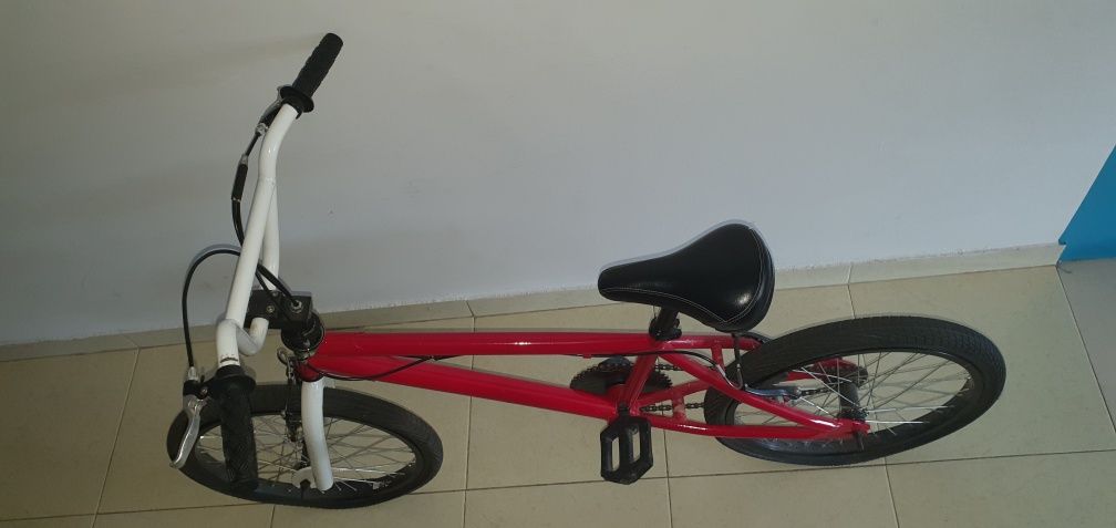 Bicicleta BMX praticamente nova