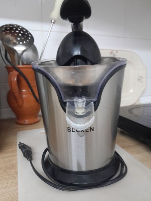 Espremedor elétrico de frutas cítricas Becken BCJ-416.
Potência: 85 W