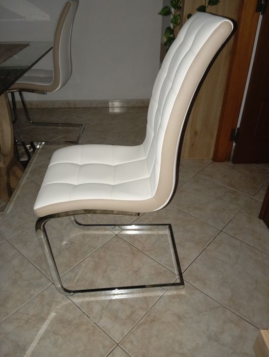 Vendo 04 cadeiras em pele