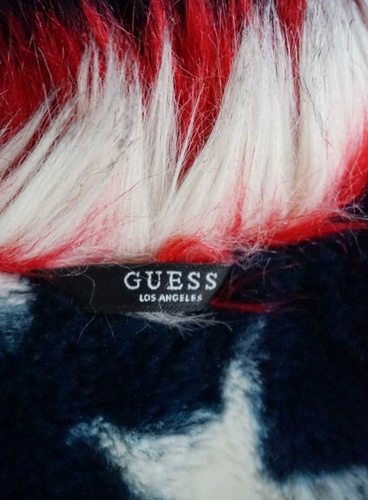 Blusão marca Guess