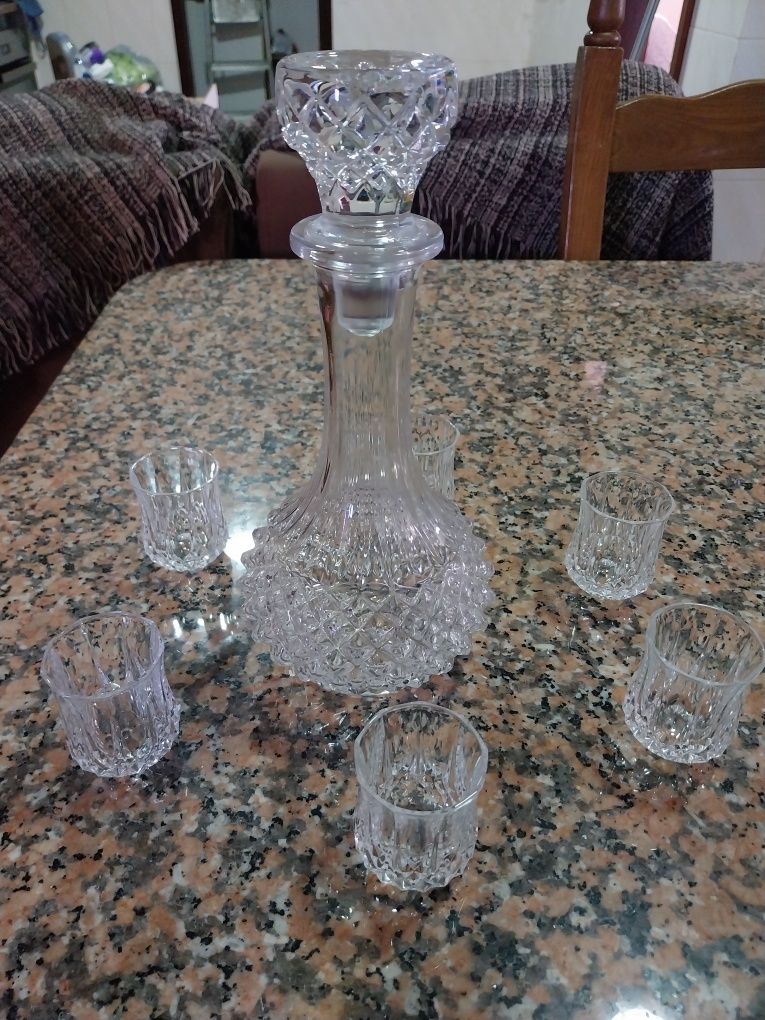 Conjunto de garrafa e copos de cristal