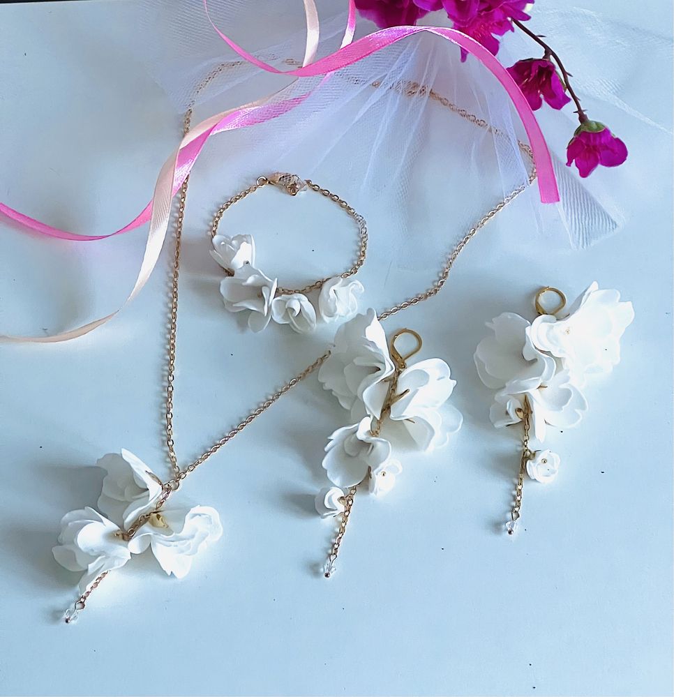 Ślubny zestaw typu białe kwiaty