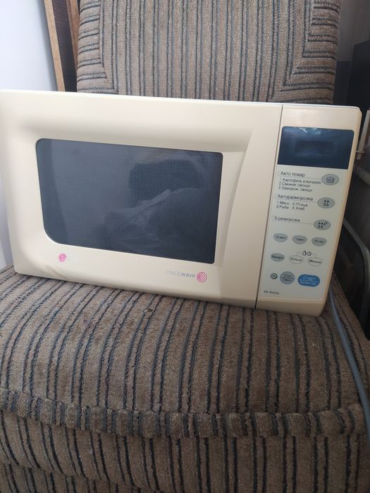 Мікрохвильова піч LG в робочому стані
