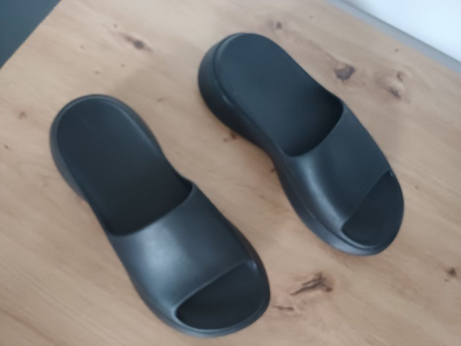 Klapki  czarne Zara rozmiar 40 na grubej podeszwie jak yezzy