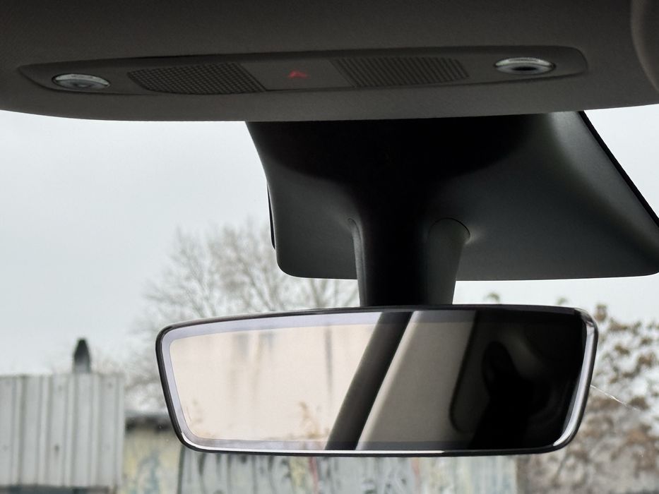 Tesla y, в гарному стані