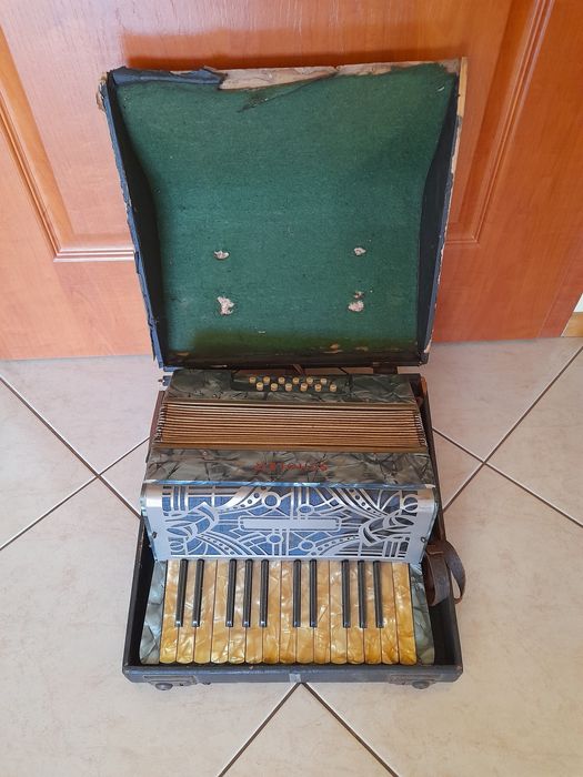 Akordeon zabytkowy
