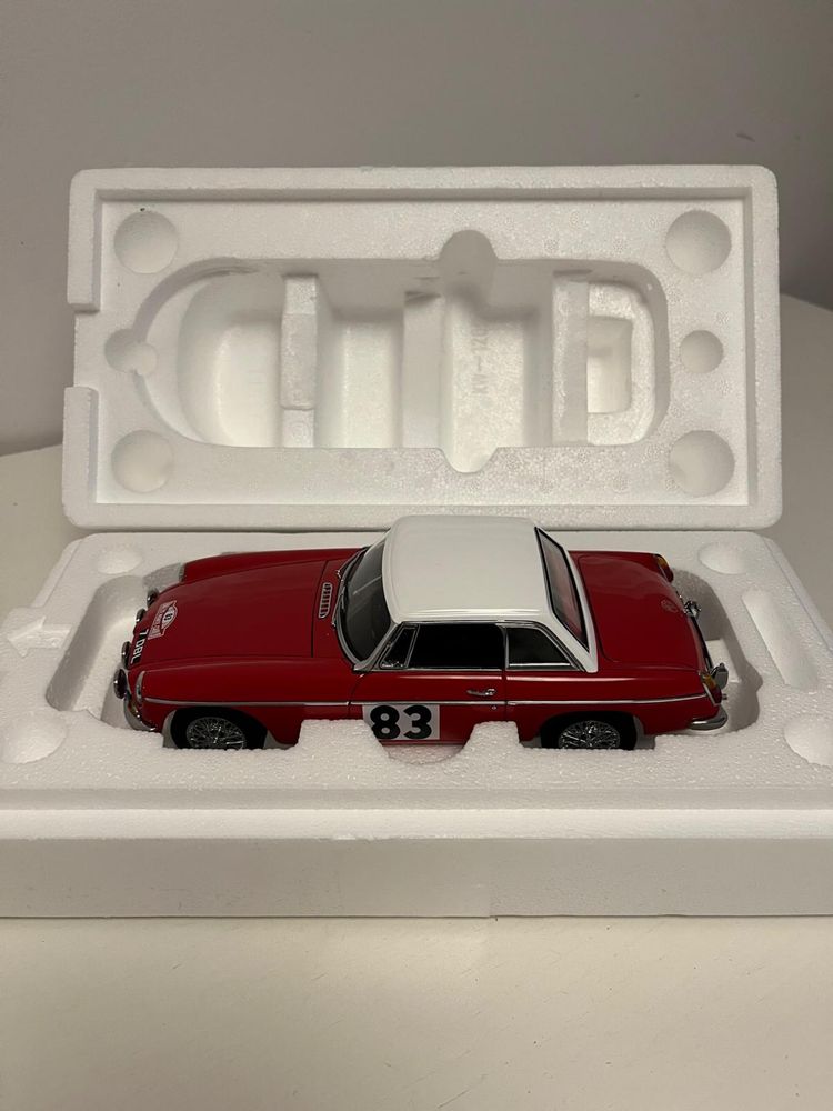 AUTOart MGB GT MK II - model kolekcjonerski 1:18