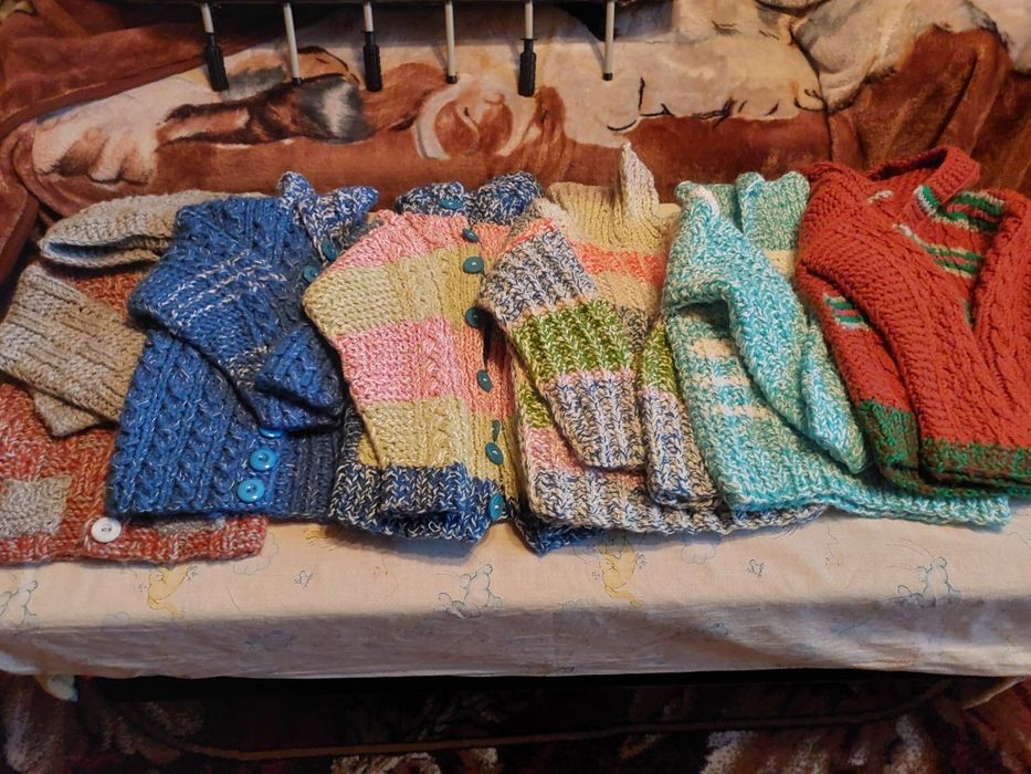 Sweterki ręcznie robione na drutach.