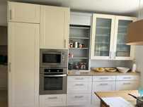 Móveis de cozinha  lacados,  modernos, em beije, com peninsula.