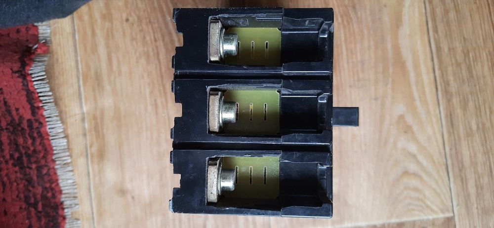 Автоматический выключатель трех полосный на 150А