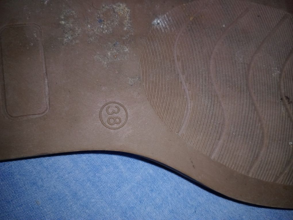 Chinelos rasos com fivela