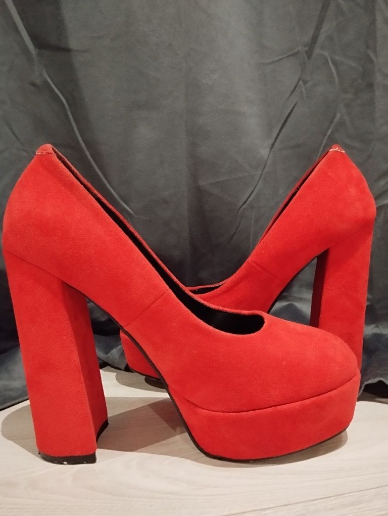 buty na wysokim obcasie