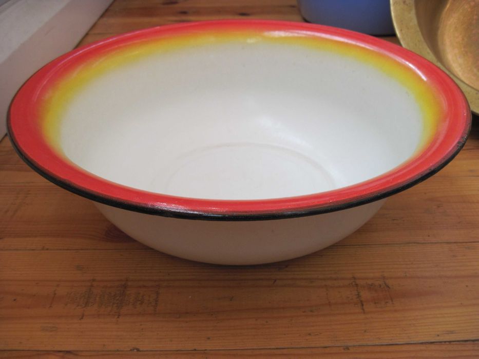 продается  эмалированная  миска  на 9 литров
