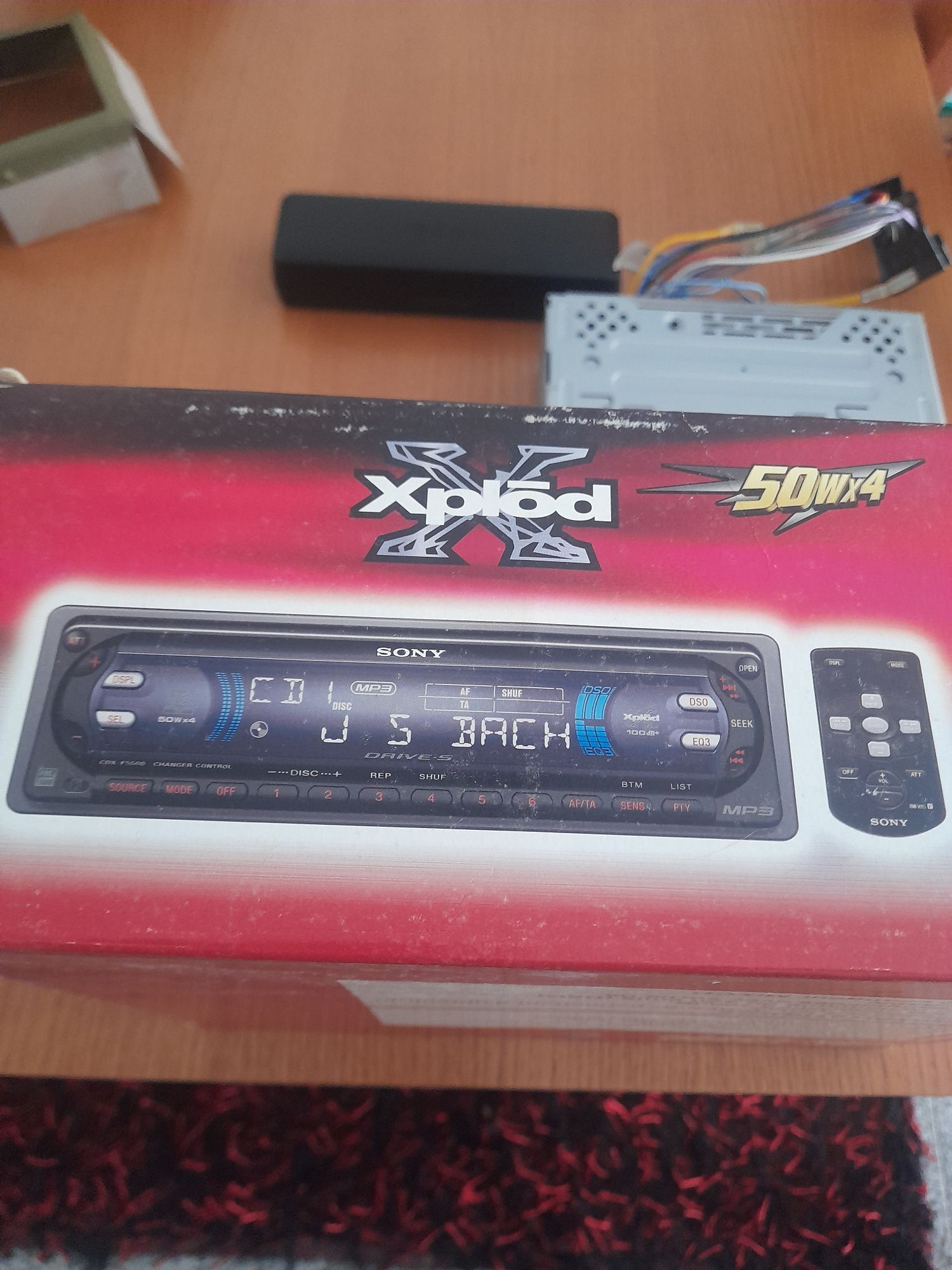 Radio uzado está  como novo  marca sony.