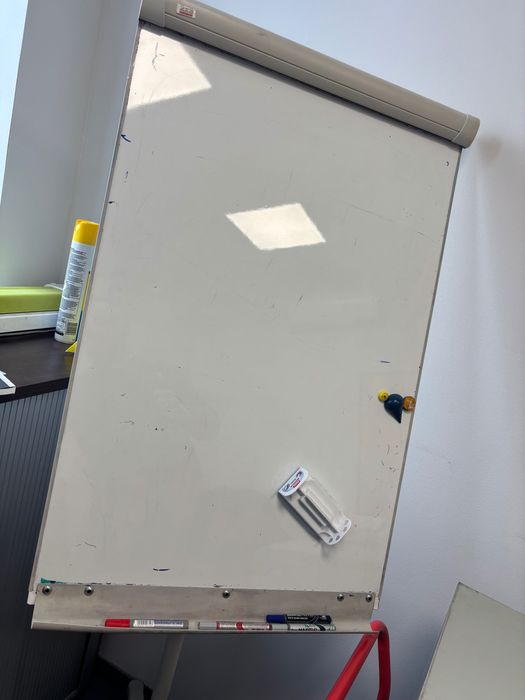 Stojący Flipchart na kółkach- tablica suchoscieralna