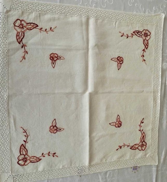 Toalha de chá em linho bordada à mão