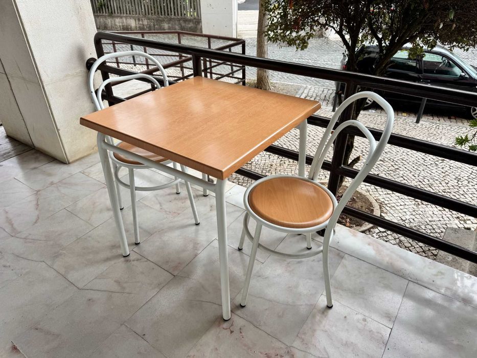 Mesas e Cadeiras de Restaurante / Café — Conjunto em bom estado