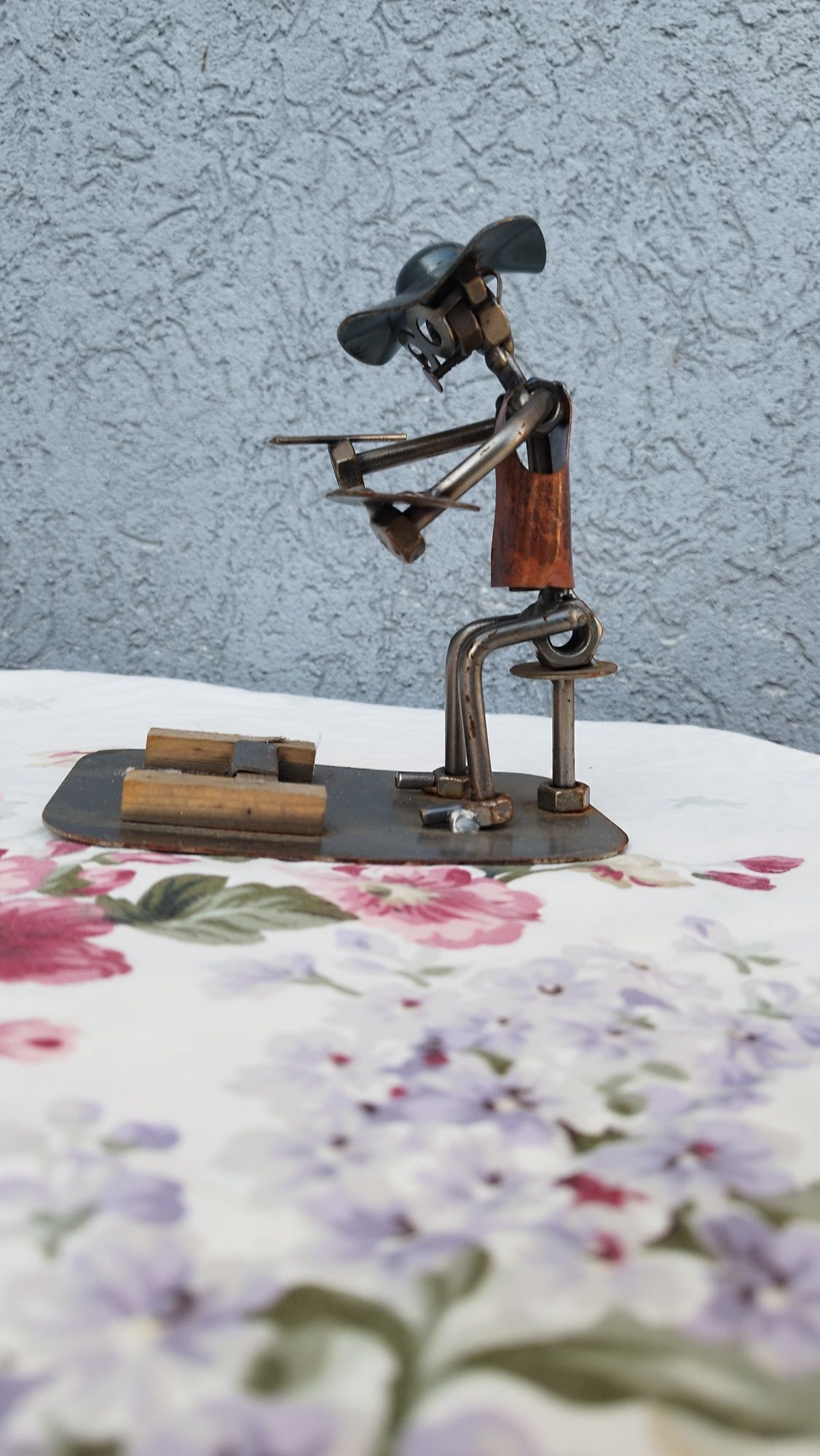Metalowa figurka malarza. Metaloplastyka