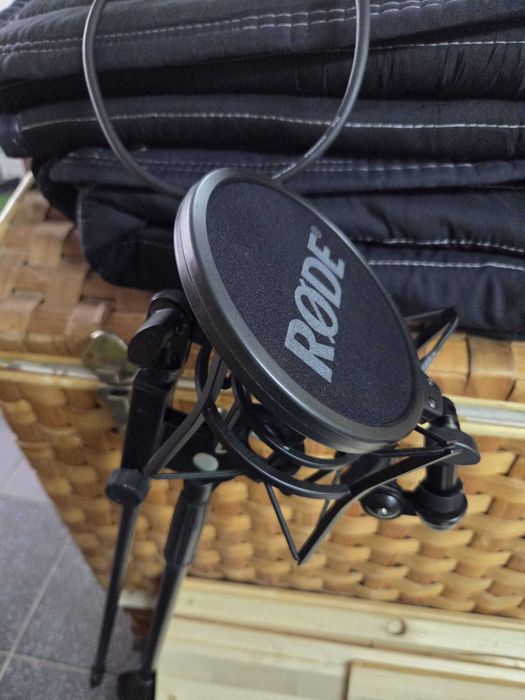 Microfone Rode NT1-A + Suporte de Pé + Filtro Antipop