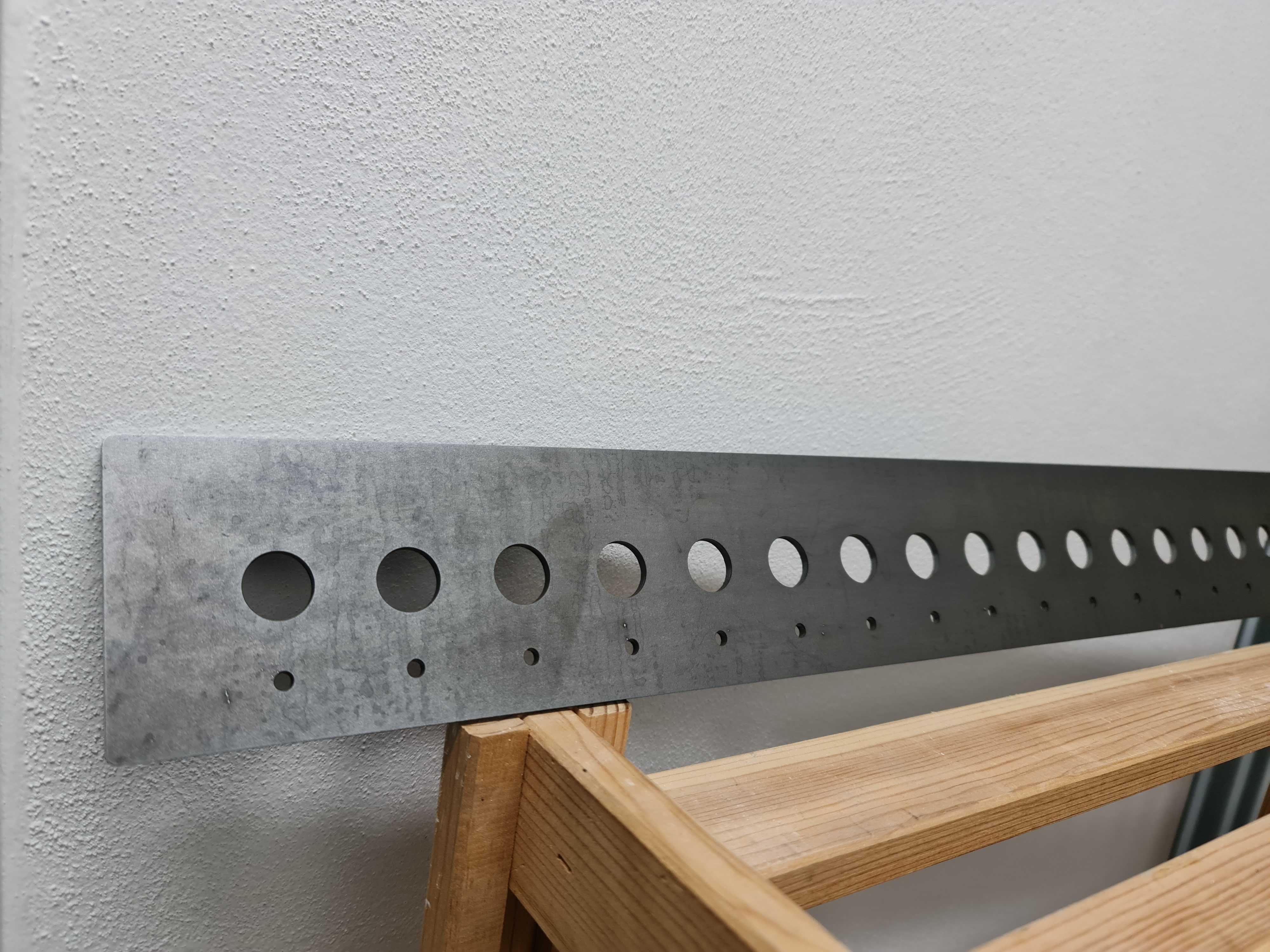 Szablon stolarski - 2 rzędy otworów, 15 otworów 552x74x3 [mm] METAL