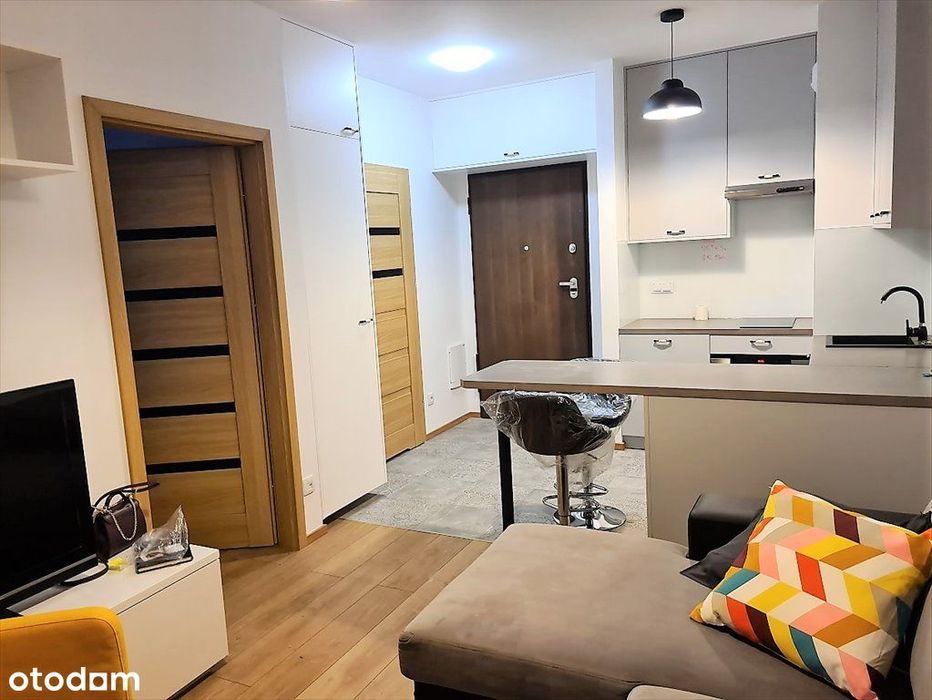 2 pokoje z balkonem, komórką i st. parkingowym