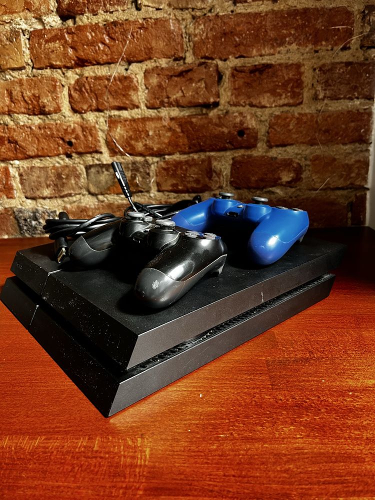 PlayStation 4 + 2 pady + 4 gry