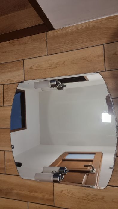 Lustro łazienkowe z kinkietami