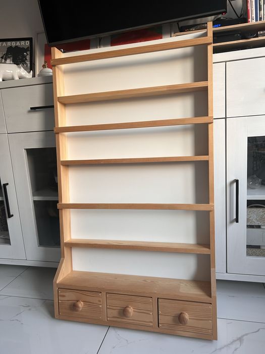 Drewniana biblioteczka, półka na książki.