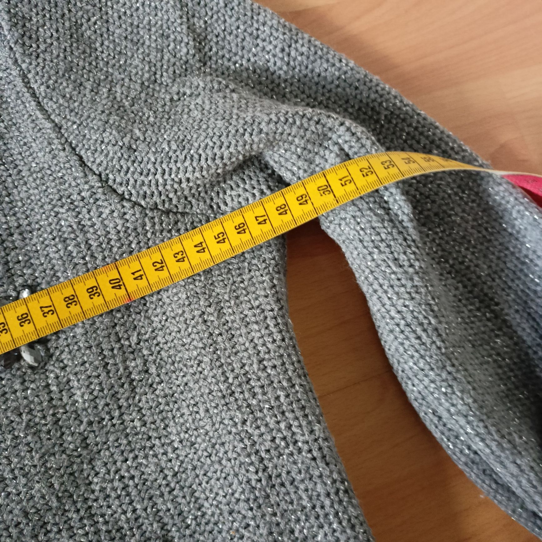 Szary sweter z ozdobną aplikacją r.38