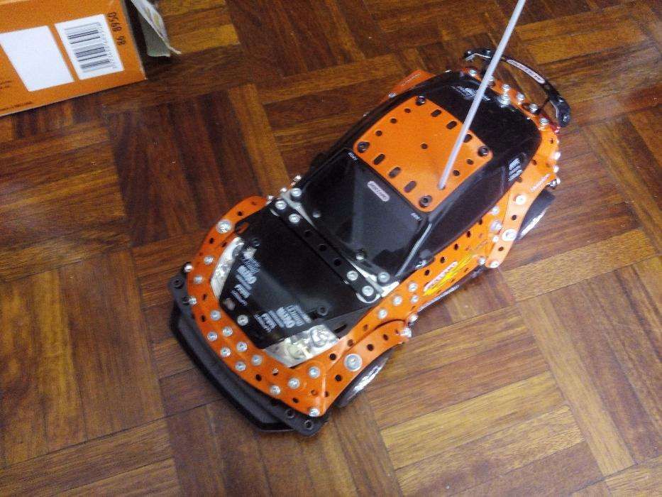 Carro telecomandado da Meccano com sistema de som e luzes como novo