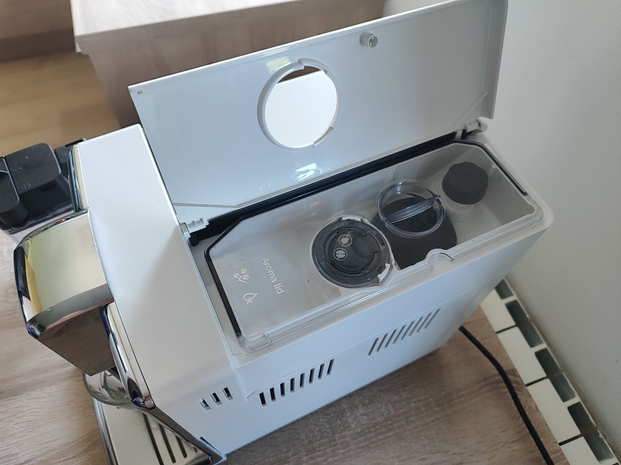 Jak nowy biały ekspres  do kawy Philips EP5361/10 z nową karafka