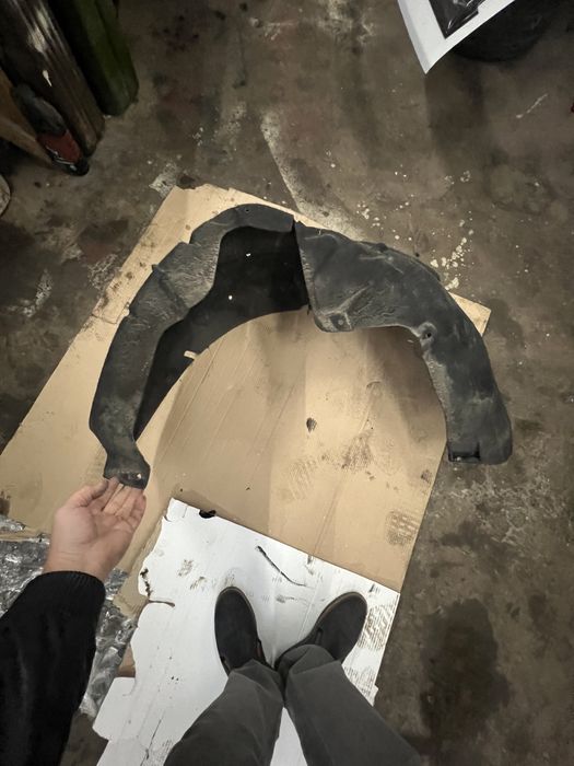 Задний левый подкрылок tesla3