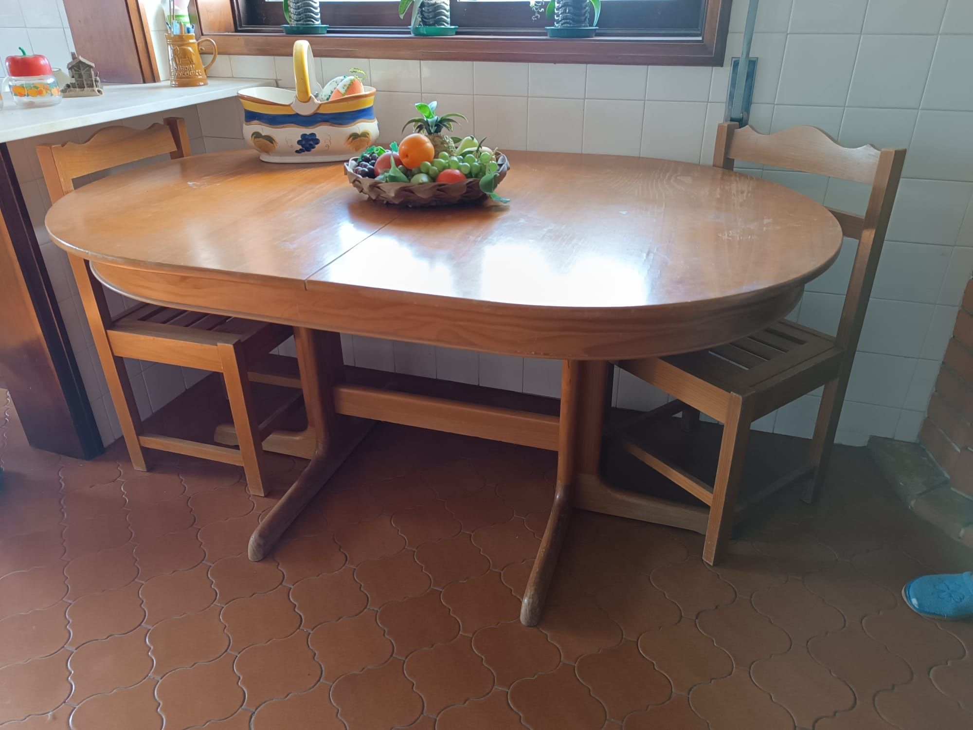 Mesa +4 cadeiras + estante com vitrine