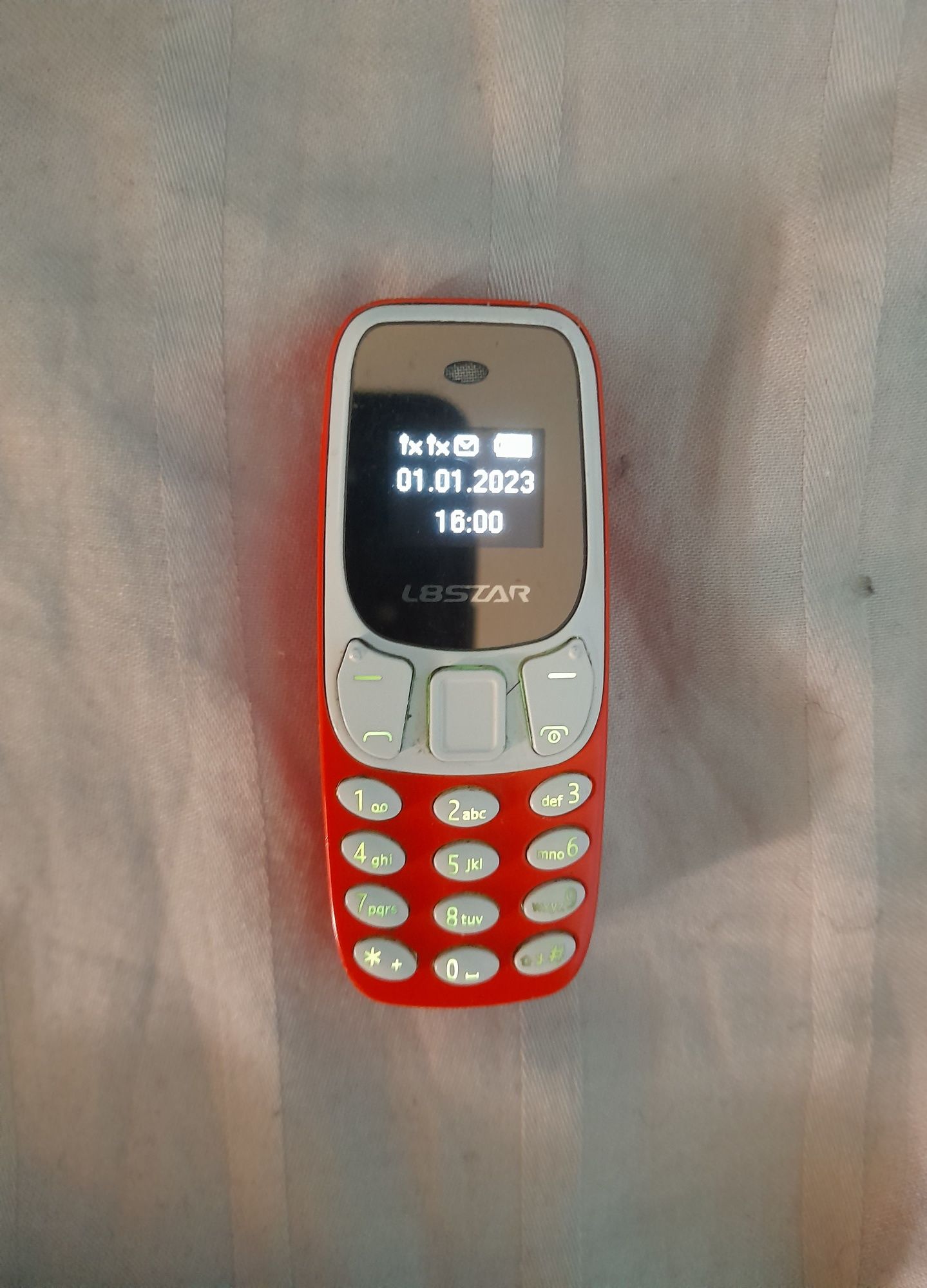 Tenho 2 destes mini telemoveis para venda