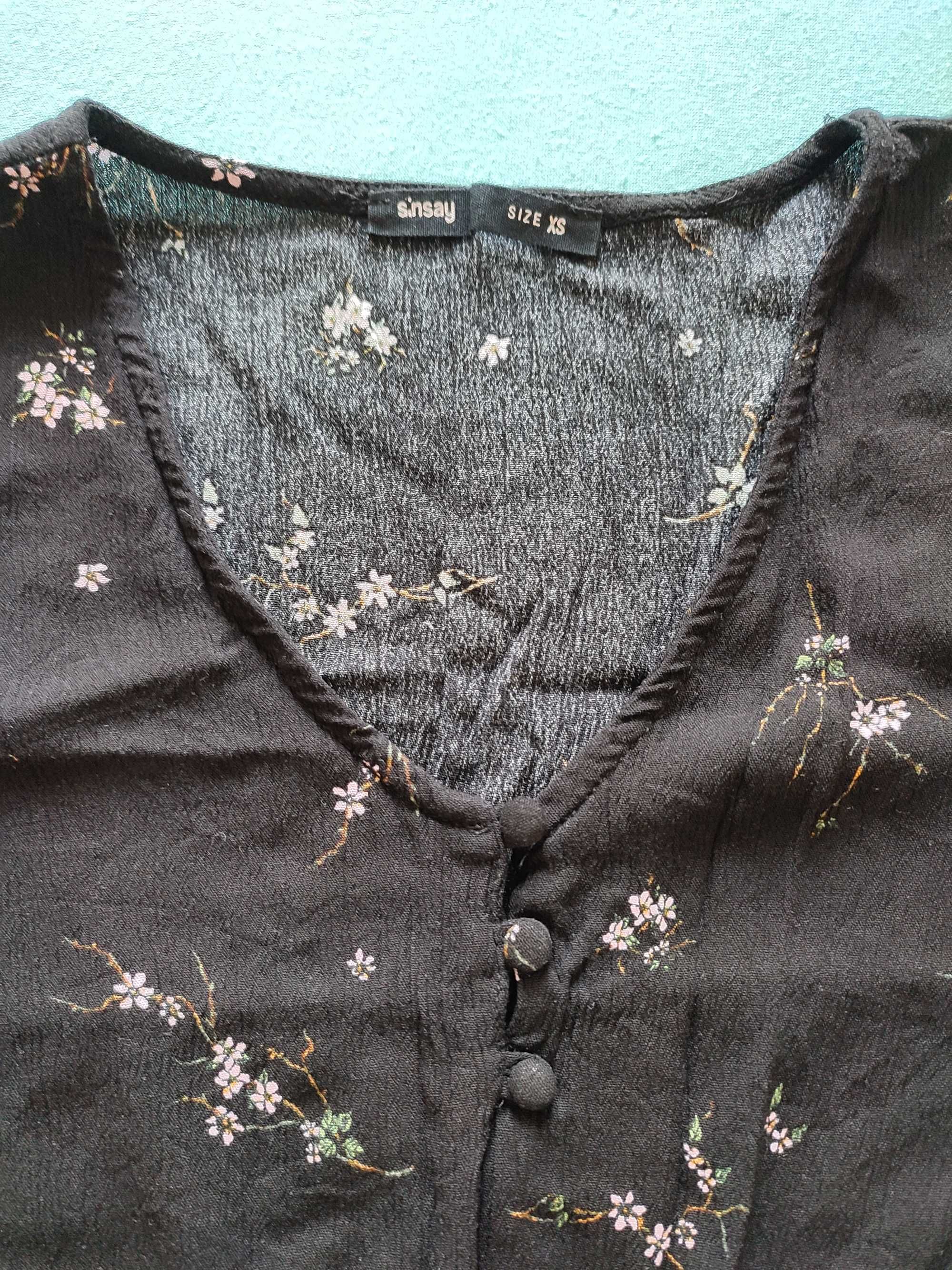 Czarna bluzka w kwiatki Sinsay, rozmiar XS