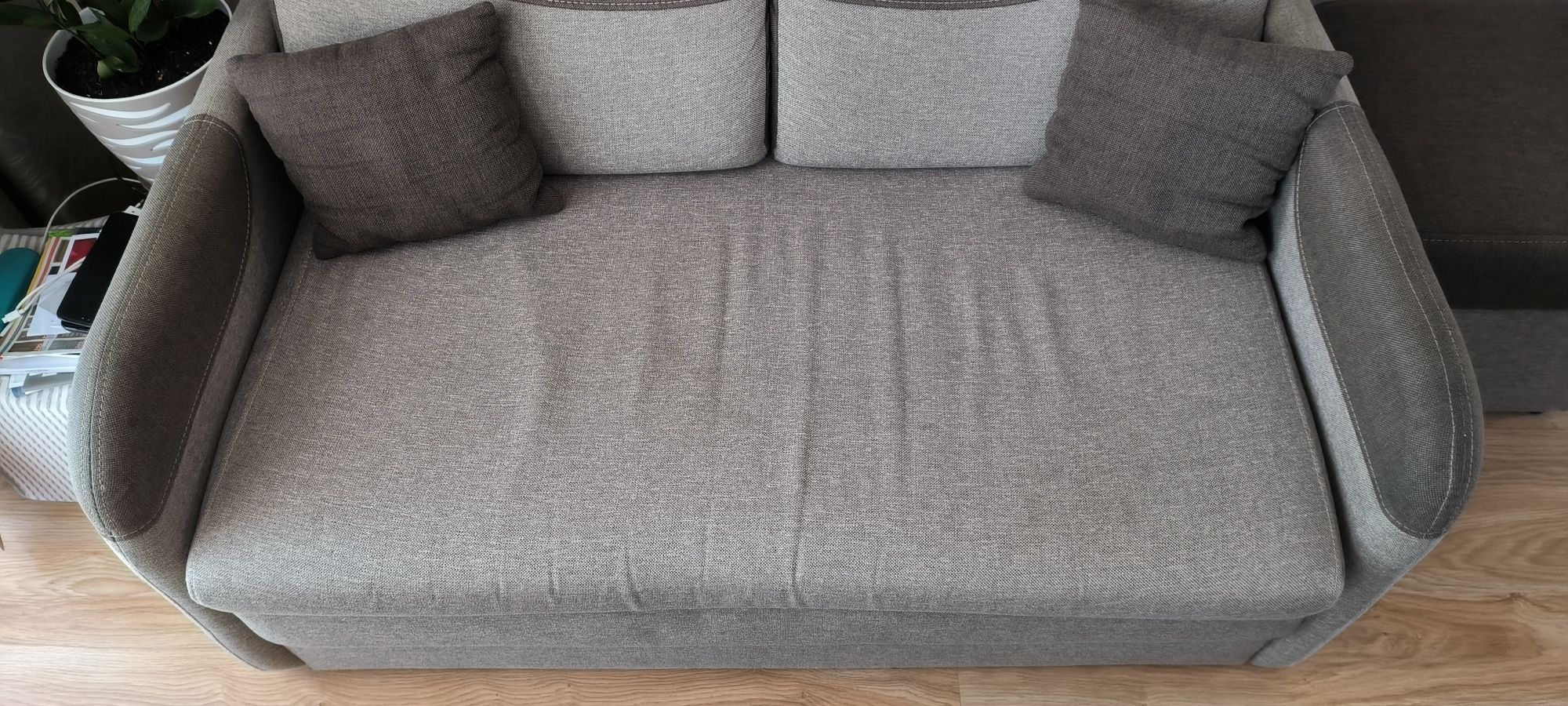 Zadbana sofa/łóżko dwuosobowe rozkładane z pojemnikiem LIBRO JERRY + 2