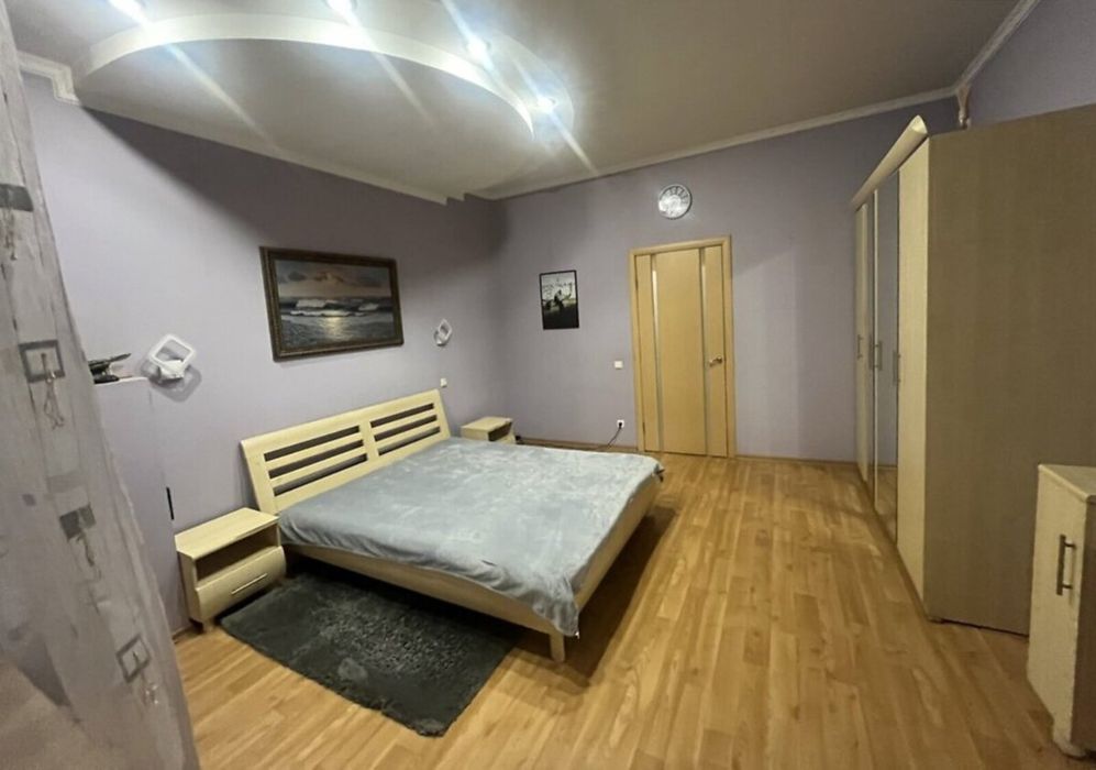 3- комн. 67 м. кв. Сталинка. С. Нигояна. Возле метро.