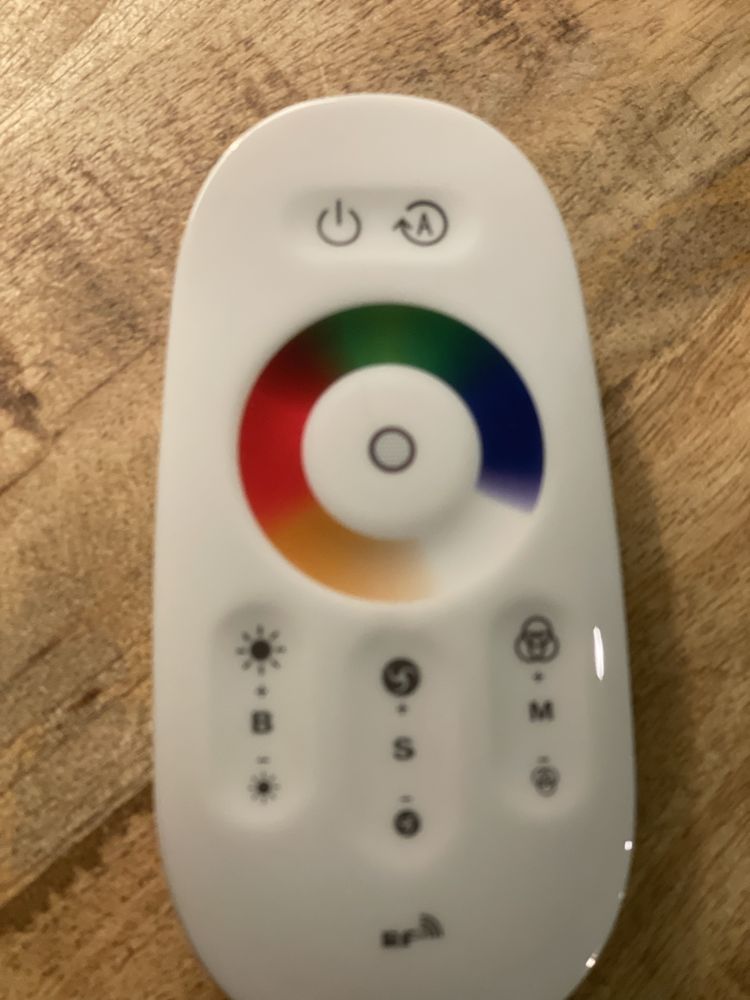 Candeeiro de pé muda de cor com comando