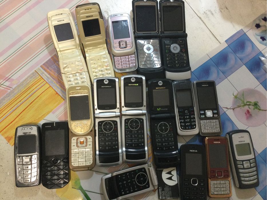 Лот кнопочные телефоны на запчасти.
