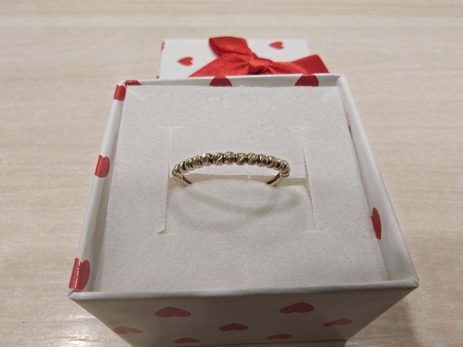 Złoty pierścionek ciekawy z KULECZKAMI PR 585