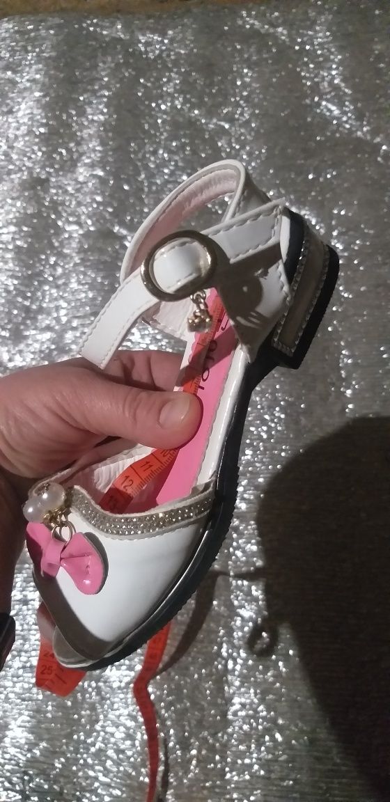 Продам босоніжки для двійні