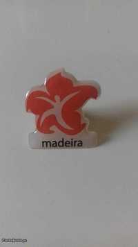 Lote de 3 pins, dois do turismo Lisboa, e um pin da madeira .