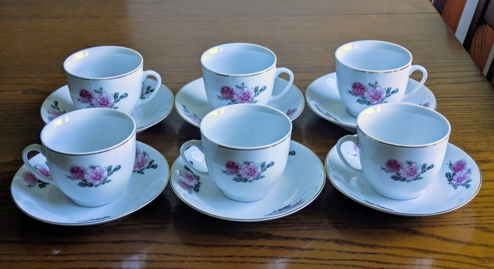 6 porcelanowych filiżanek wraz z podstawkami