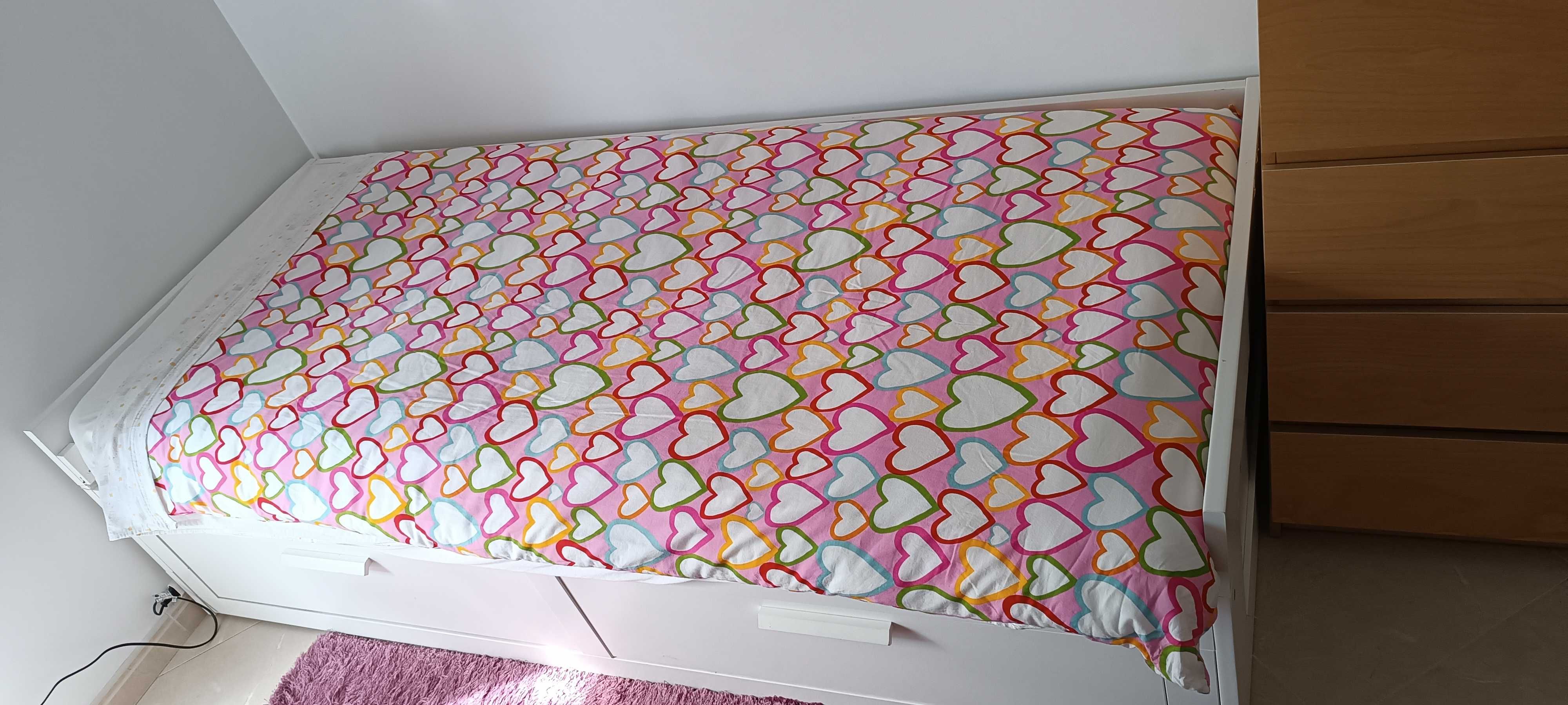 Cama individual dupla (80x200 cm) com colchões, edredões e capas