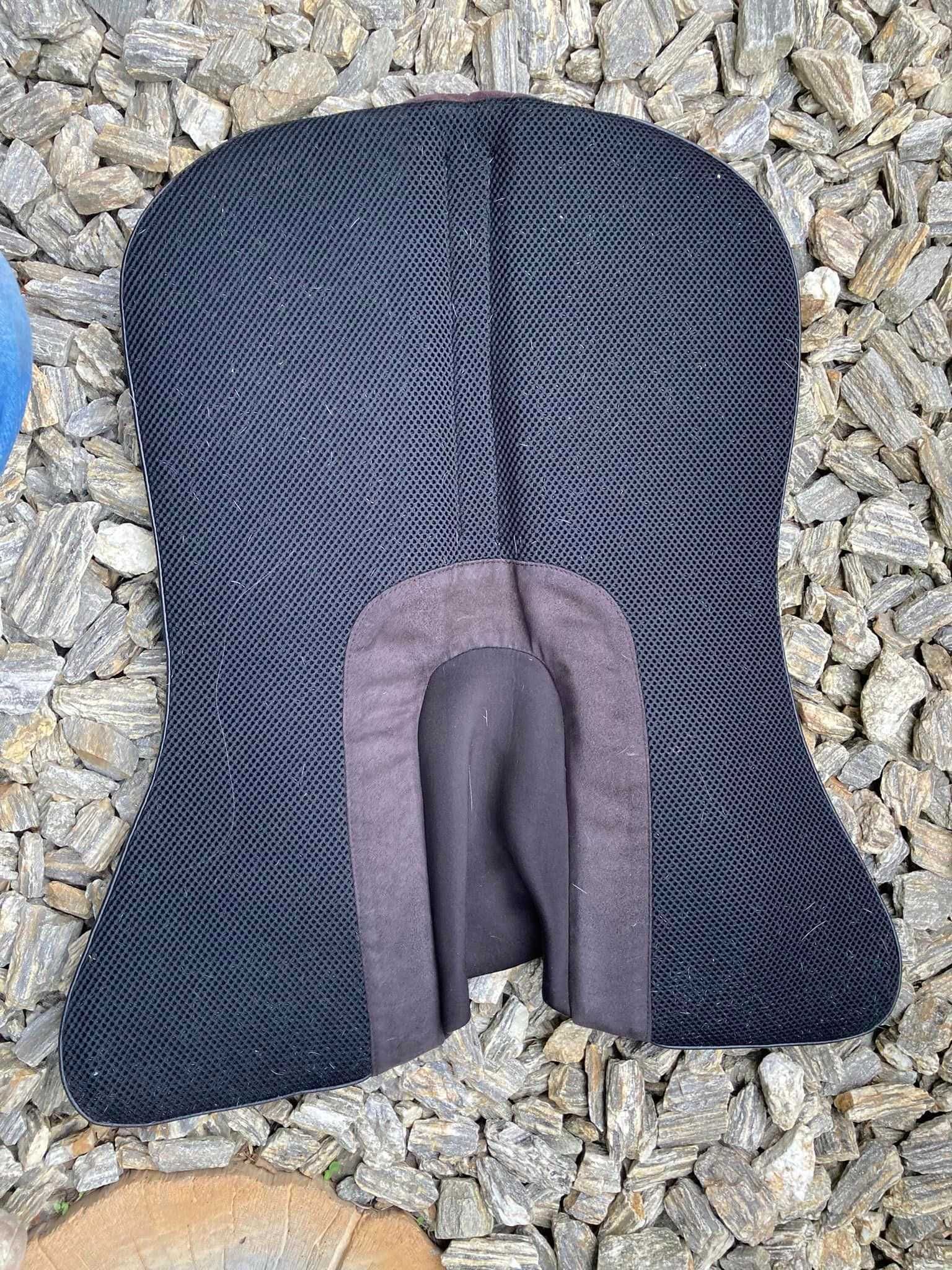 Podkładka pod siodło winderen dressage comfort 17” w kolorze coal