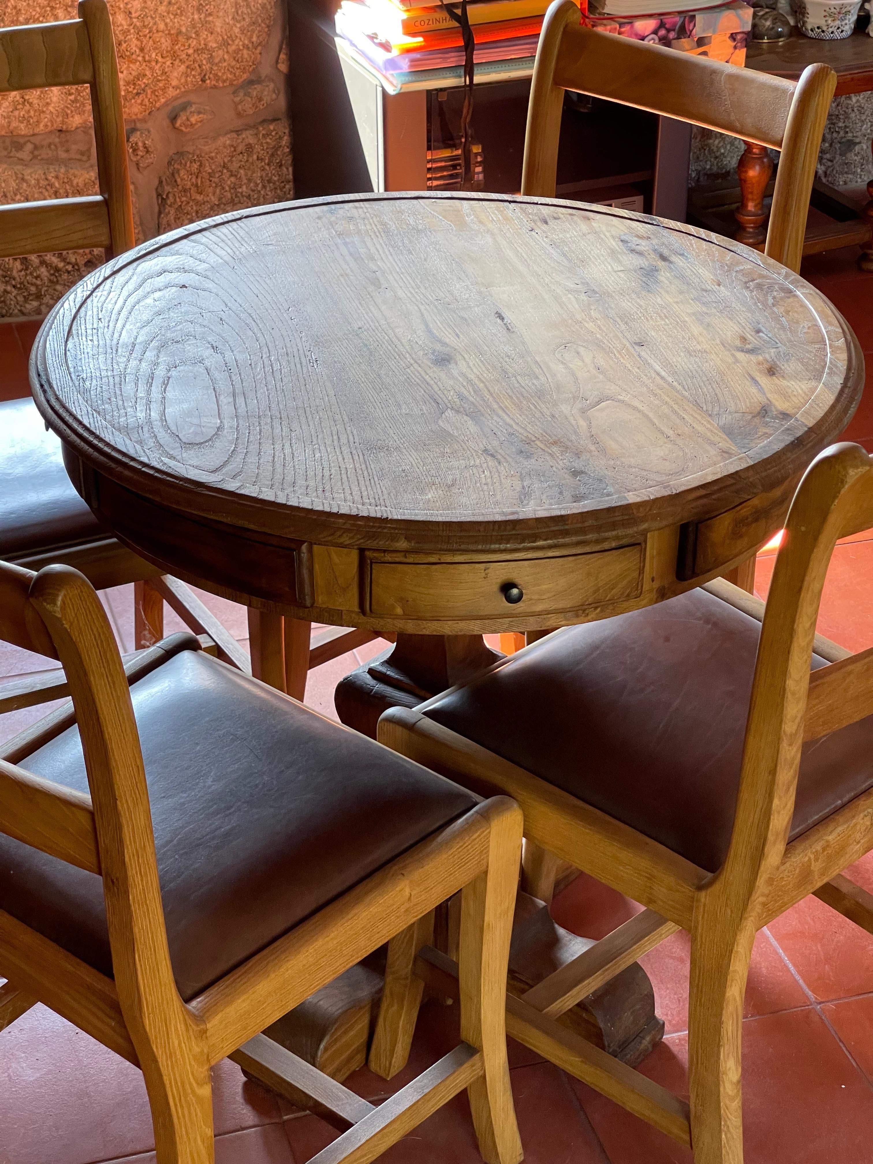 Mesa de jogos em Castanho